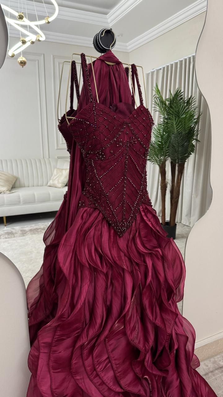  فستان سهرة عنابي بكورسيه مطرز وكشكش ثلاثي الأبعاد - ROSE FASHION 