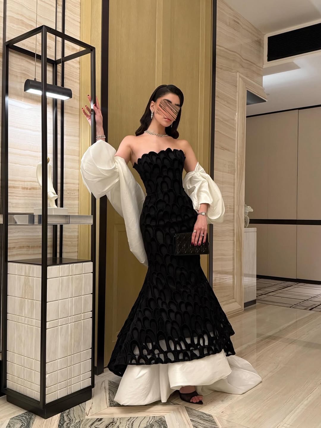  فستان سهرة اسود بتطريز ملكي وذيل ابيض من ROSE FASHION 