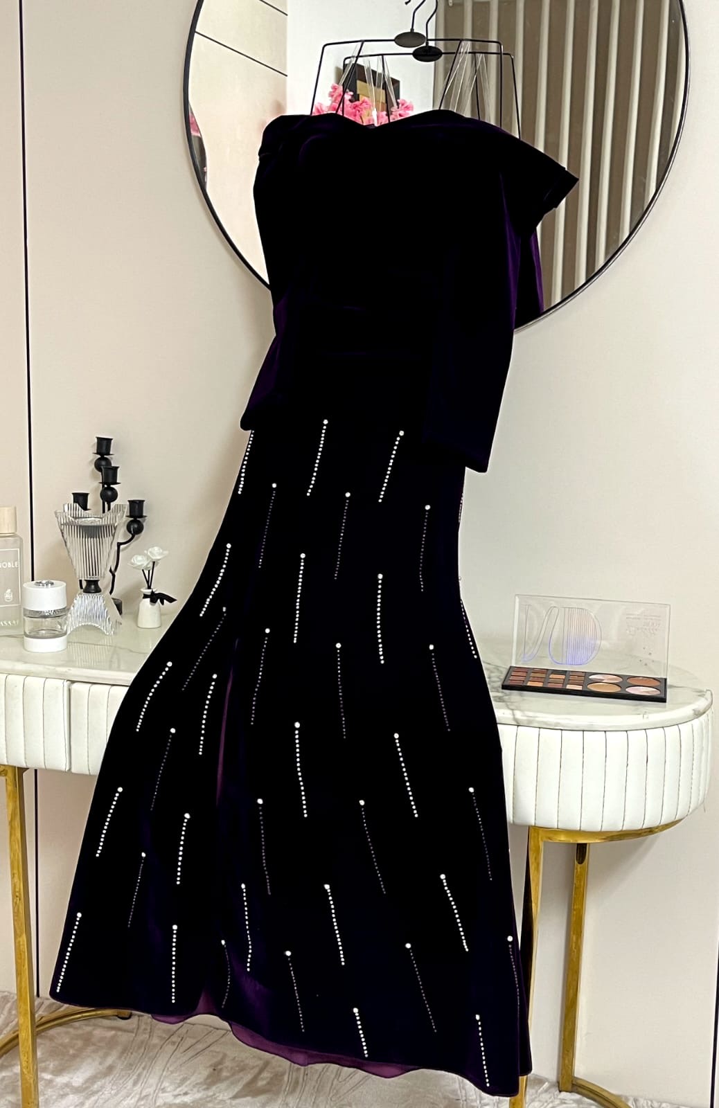  فستان سهرة مخمل خمري بشق جانبي مرصع من ROSE FASHION  