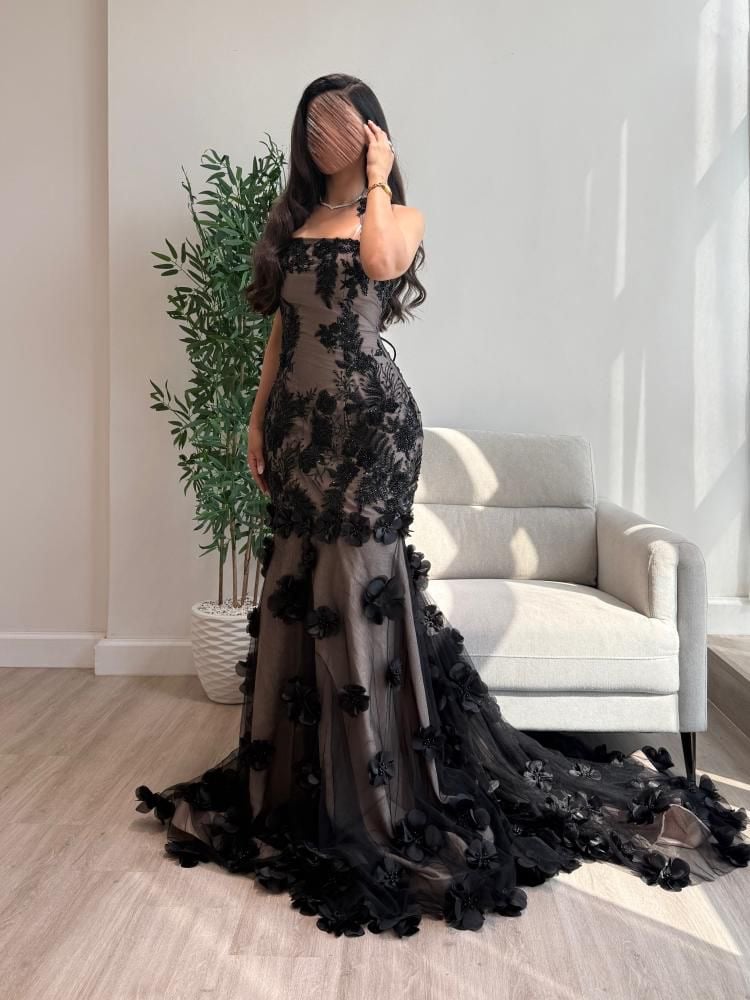    فستان سهرة أسود فاخر بورود وتطريز راقي 