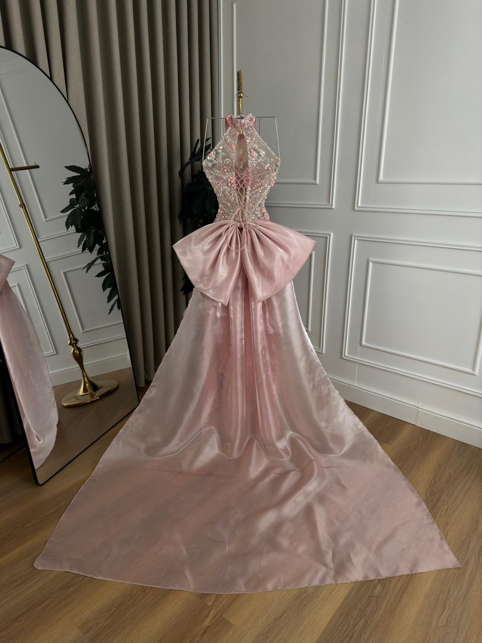  فستان سهرة وردي بتطريز ملكي ووشاح شيفون - ROSE FASHION 