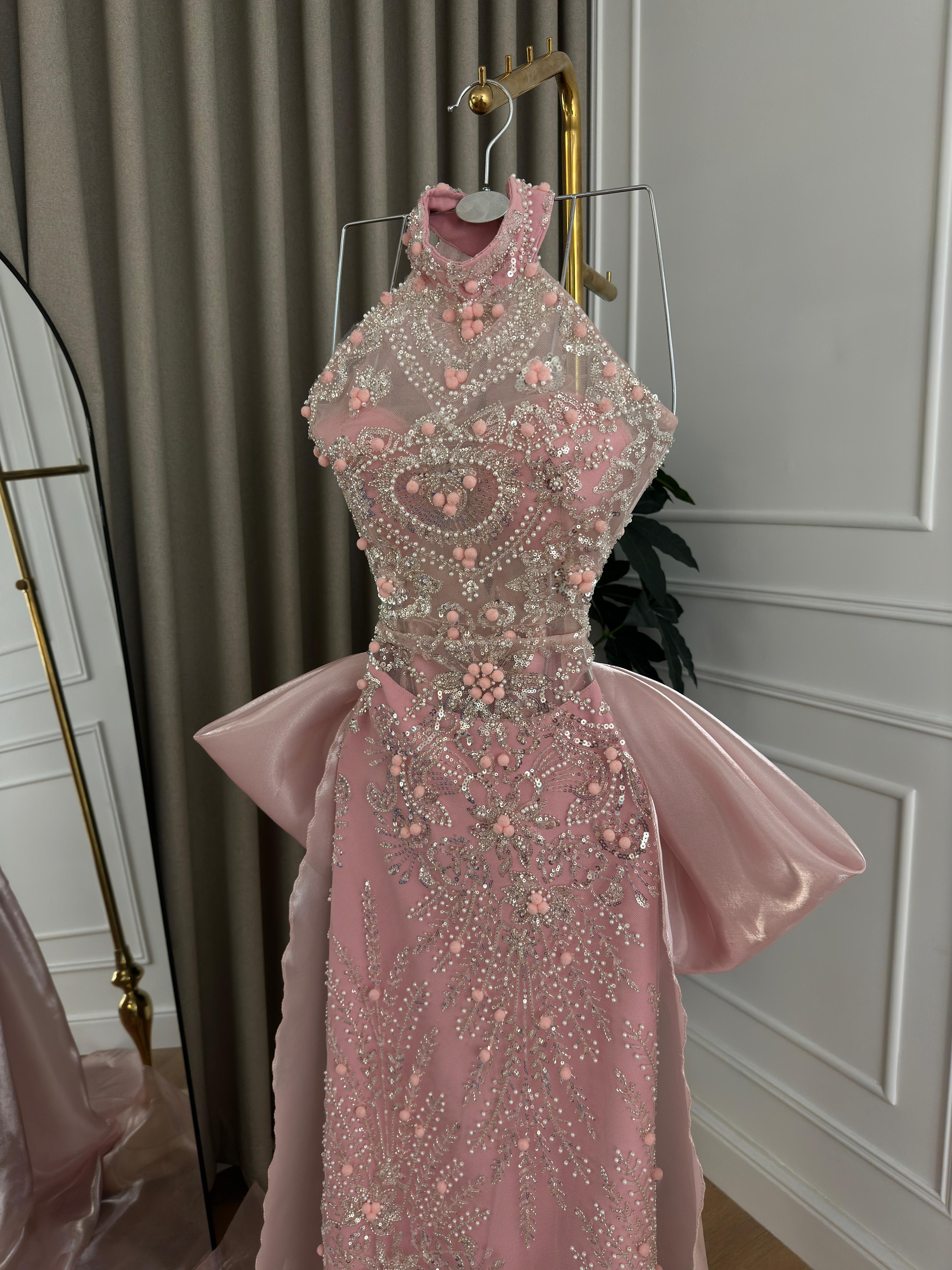  فستان سهرة وردي بتطريز ملكي ووشاح شيفون - ROSE FASHION 
