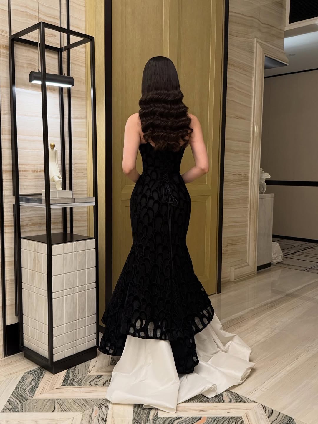  فستان سهرة اسود بتطريز ملكي وذيل ابيض من ROSE FASHION 