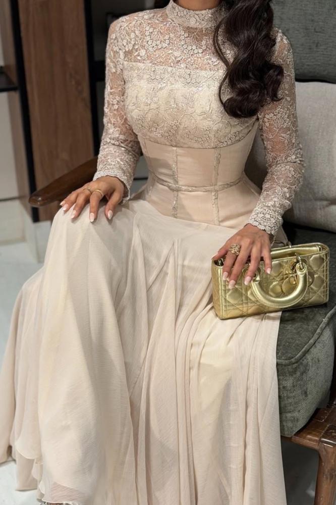  فستان سهرة ياقة عالية وأكمام دانتيل 