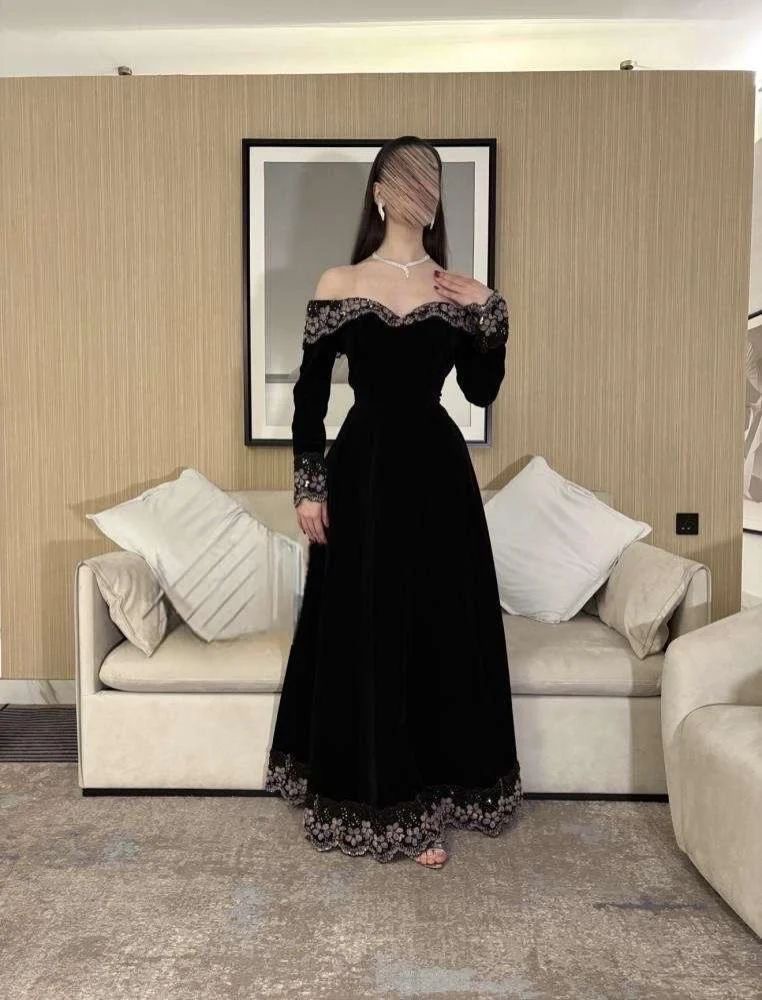  فستان سهرة أسود بأكتاف مكشوفة وتطريز دانتيل فاخر - ROSE FASHION 