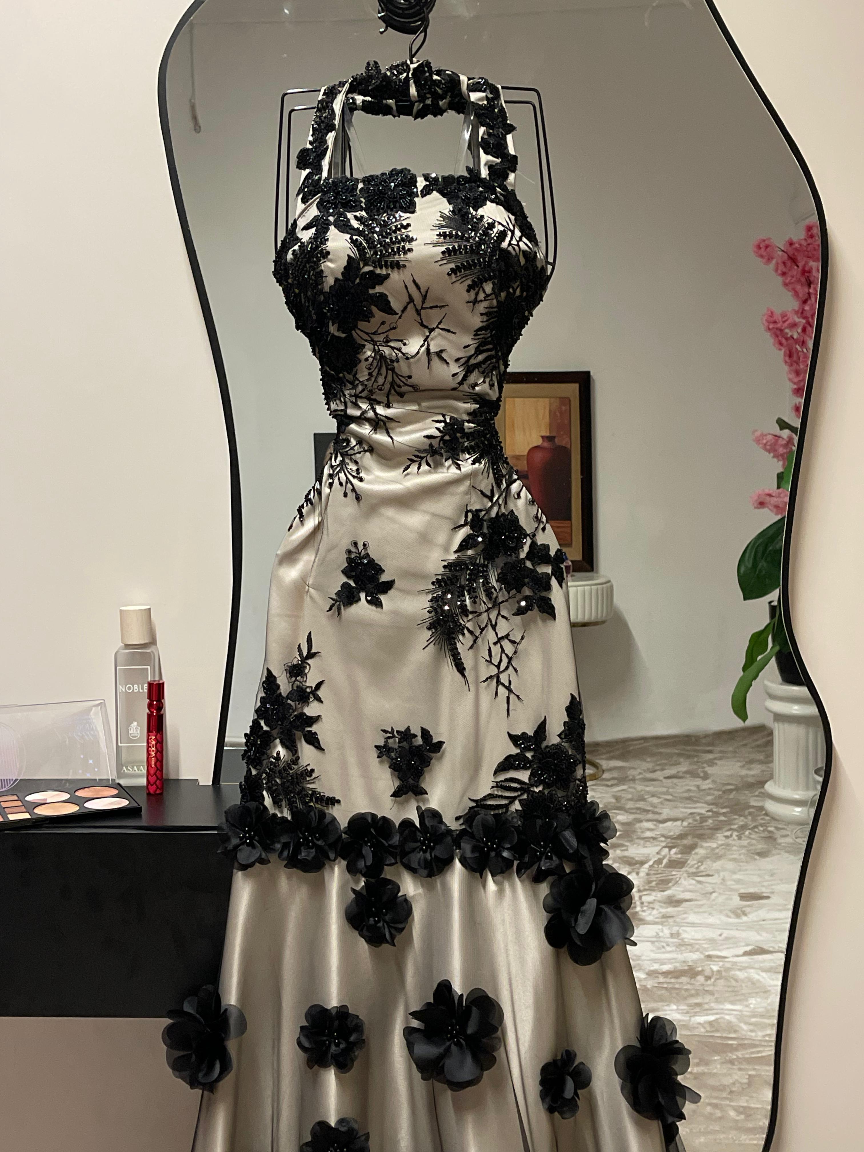    فستان سهرة أسود فاخر بورود وتطريز راقي 