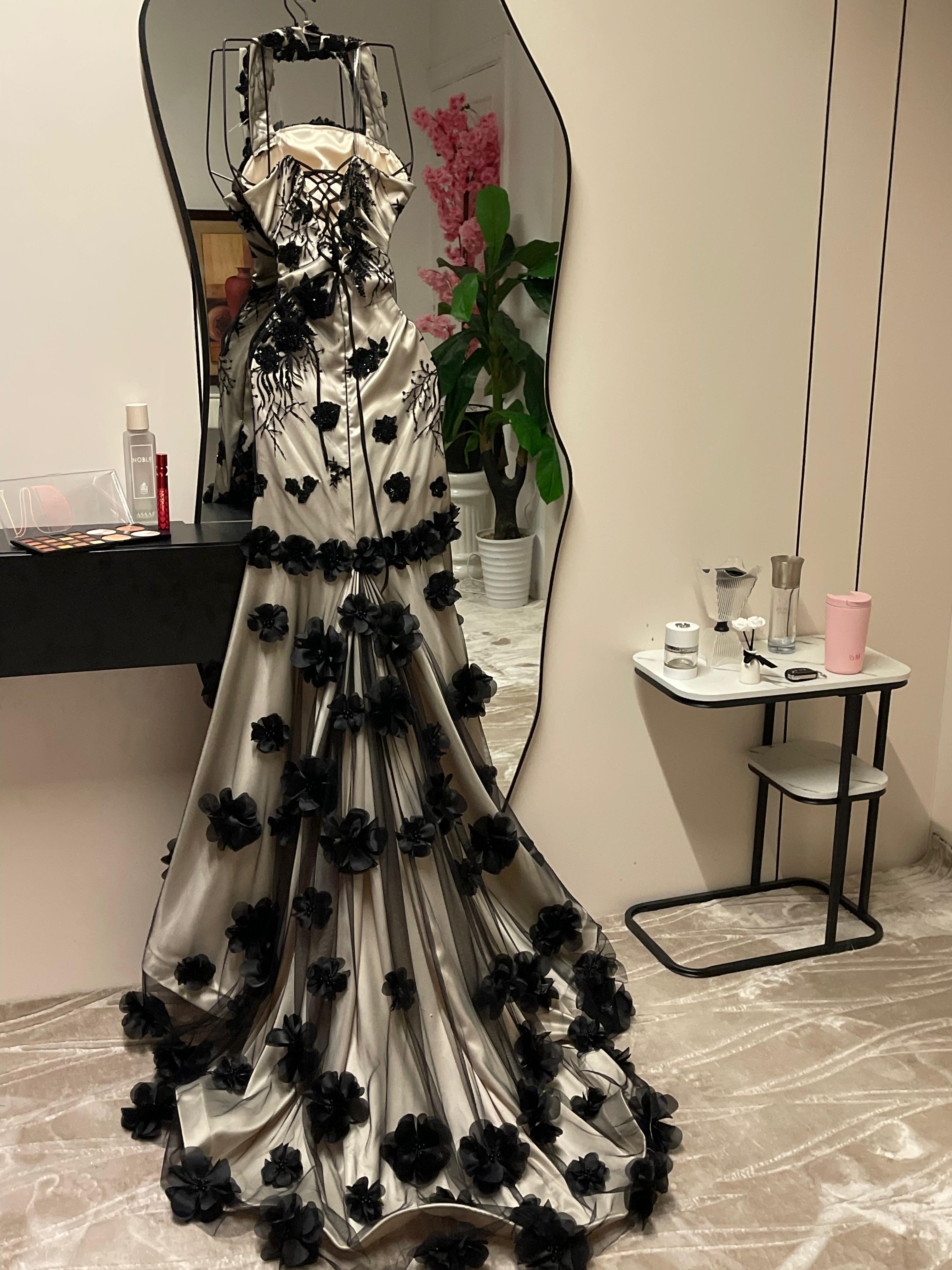    فستان سهرة أسود فاخر بورود وتطريز راقي 