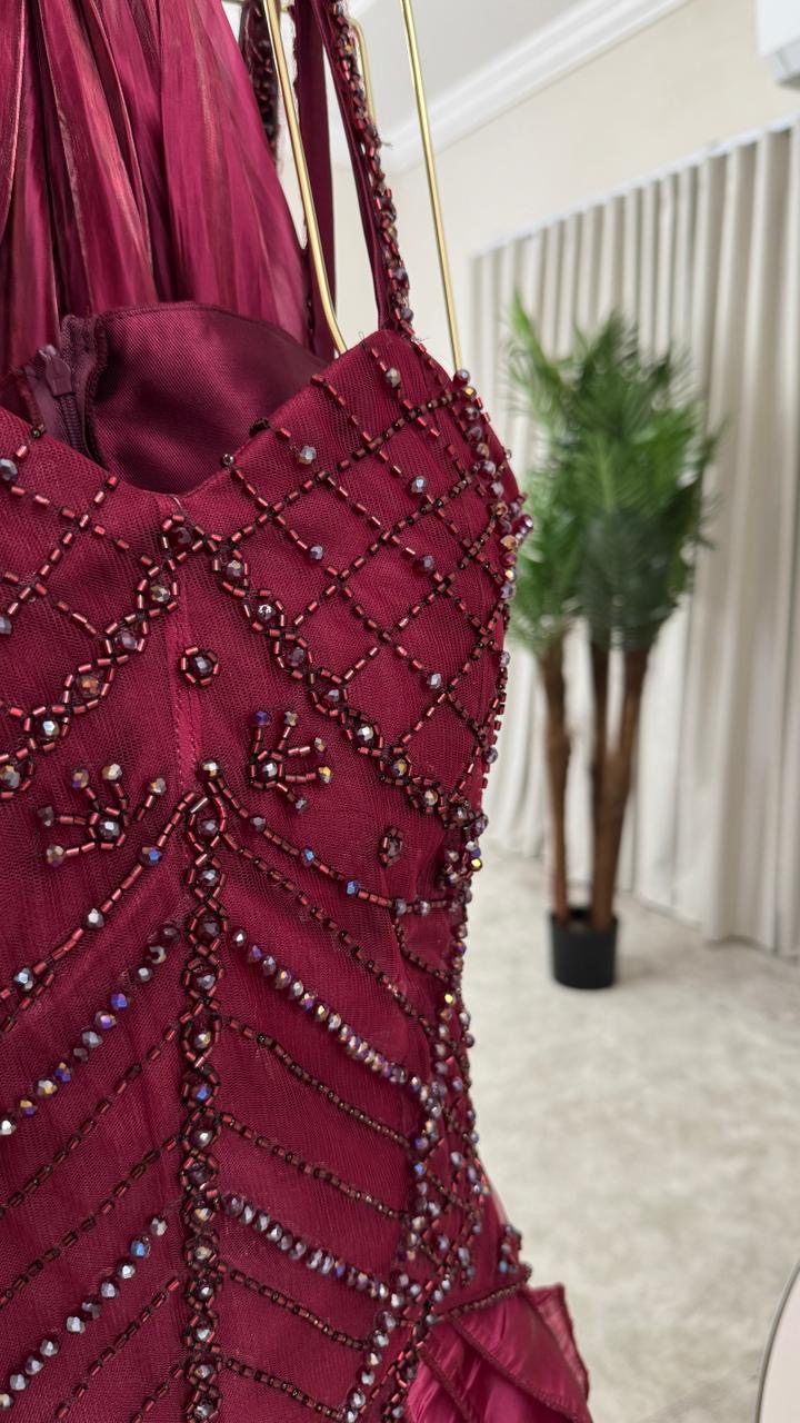  فستان سهرة عنابي بكورسيه مطرز وكشكش ثلاثي الأبعاد - ROSE FASHION 