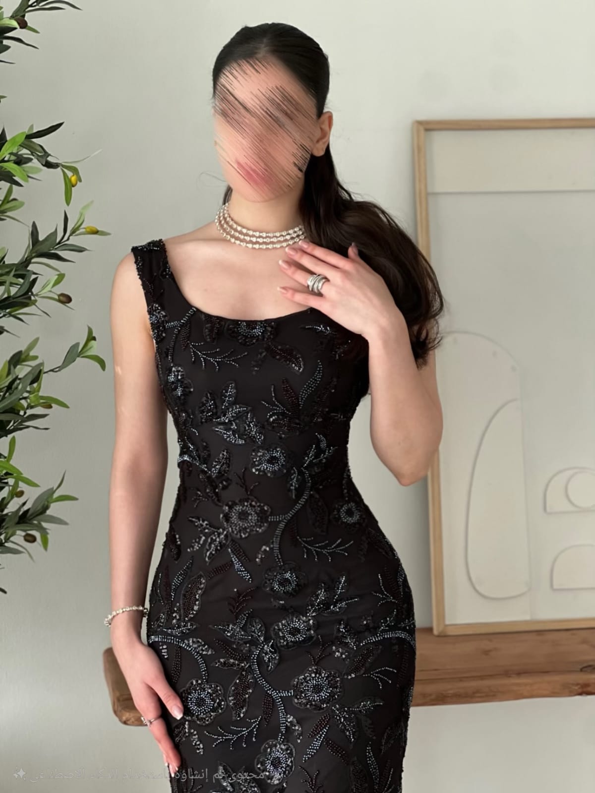  فستان سواريه أسود ضيق بتطريز لامع 