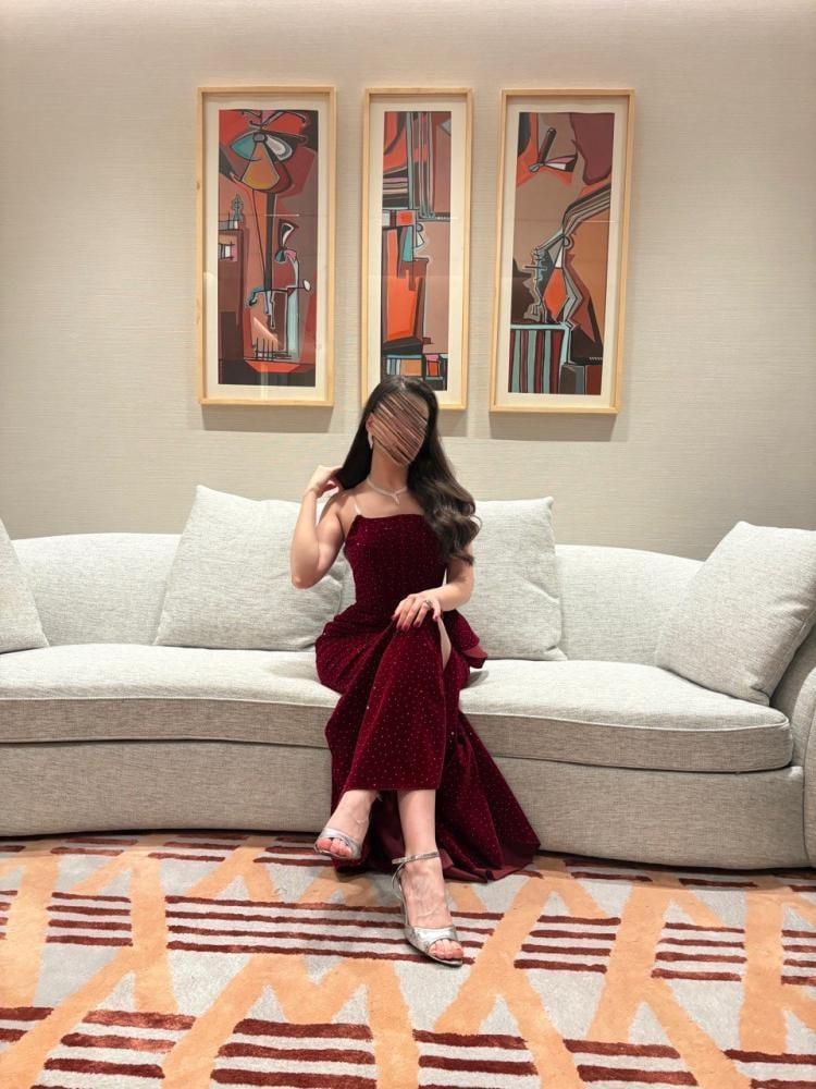  فستان سهرة عنابي مرصع بالكامل بقصة منحوتة وطبقة جانبية فاخرة من ROSE FASHION  