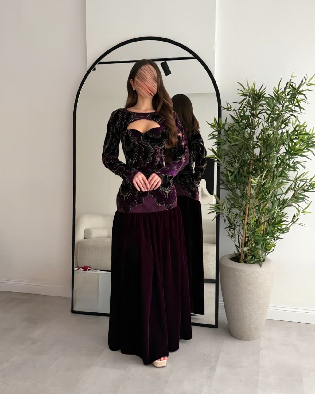  فستان سهرة مخملي عنابي بتطريز خرز ولؤلؤ – ROSE FASHION 