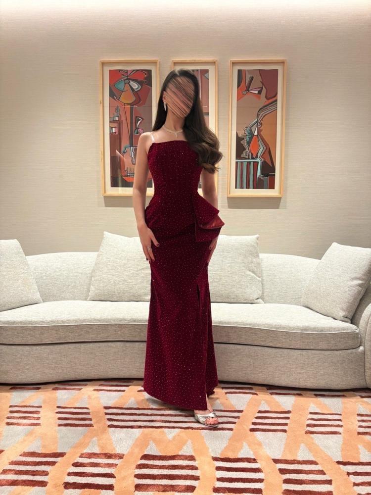  فستان سهرة عنابي مرصع بالكامل بقصة منحوتة وطبقة جانبية فاخرة من ROSE FASHION  