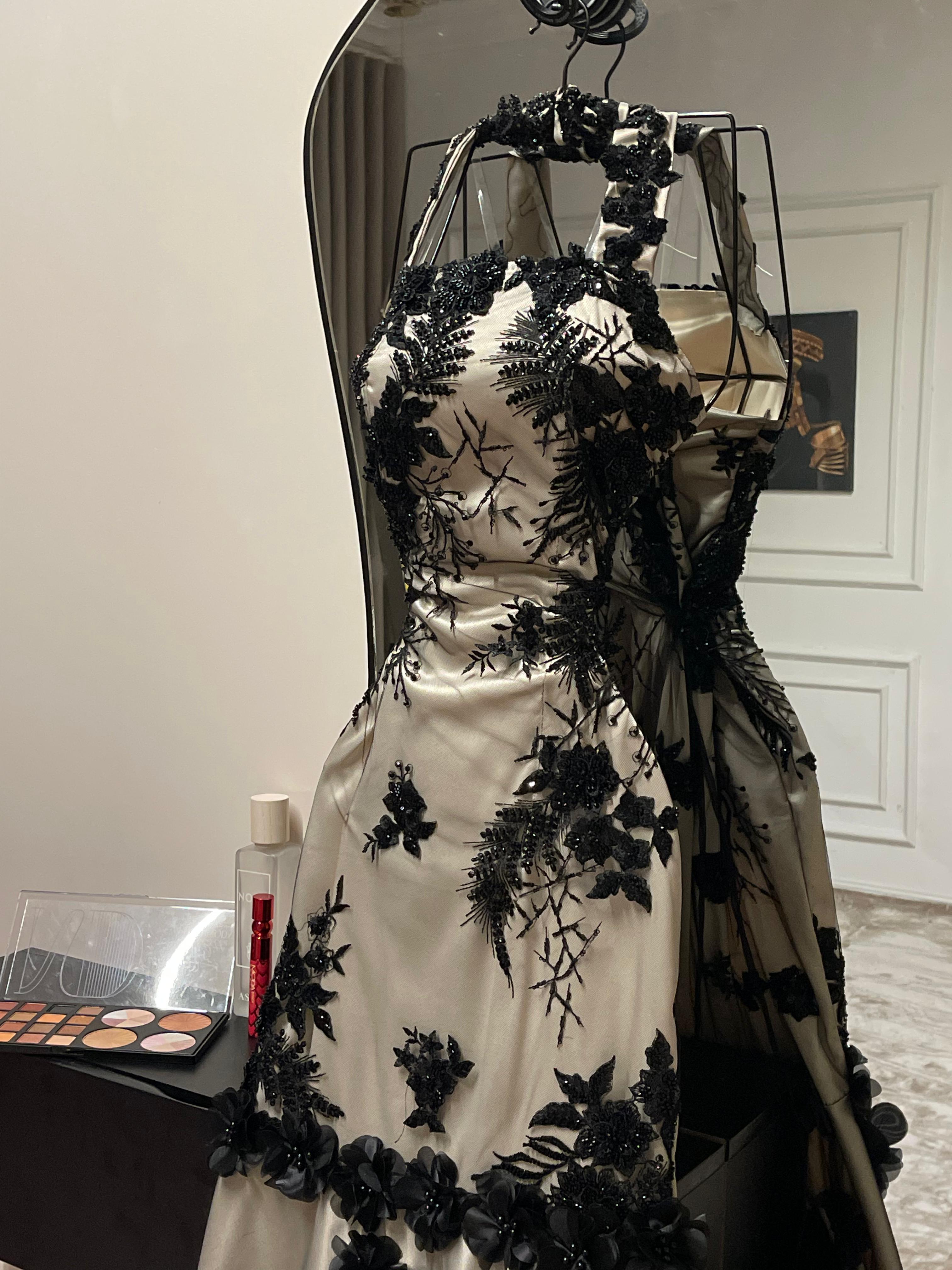    فستان سهرة أسود فاخر بورود وتطريز راقي 