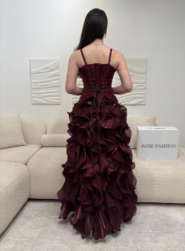  فستان سهرة عنابي بكورسيه مطرز وكشكش ثلاثي الأبعاد - ROSE FASHION 
