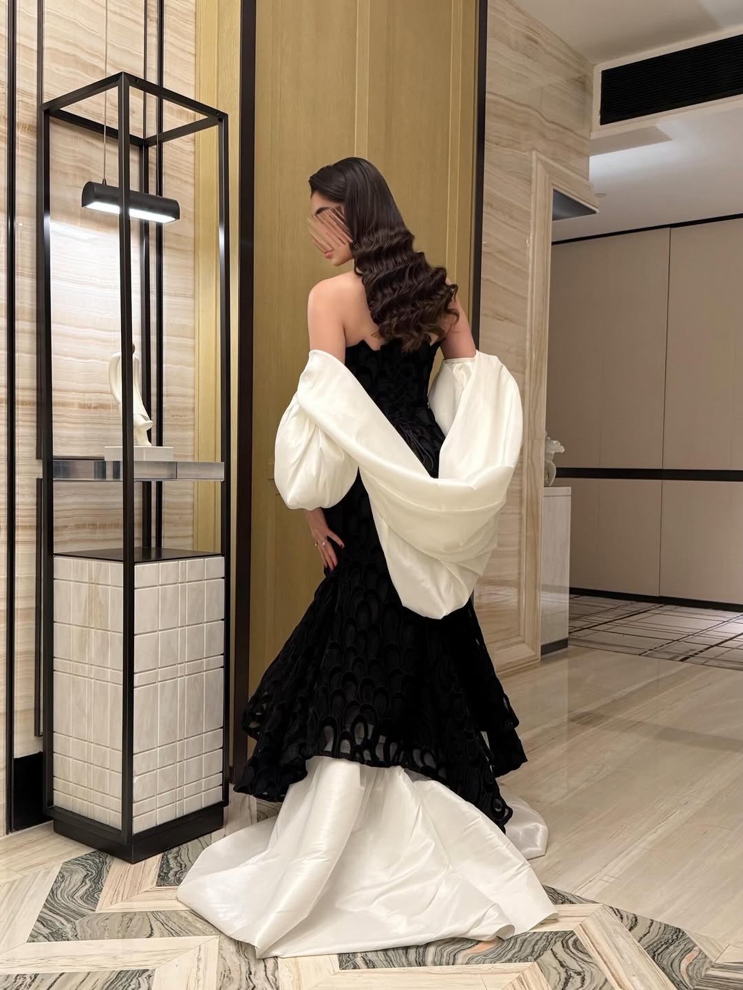  فستان سهرة اسود بتطريز ملكي وذيل ابيض من ROSE FASHION 