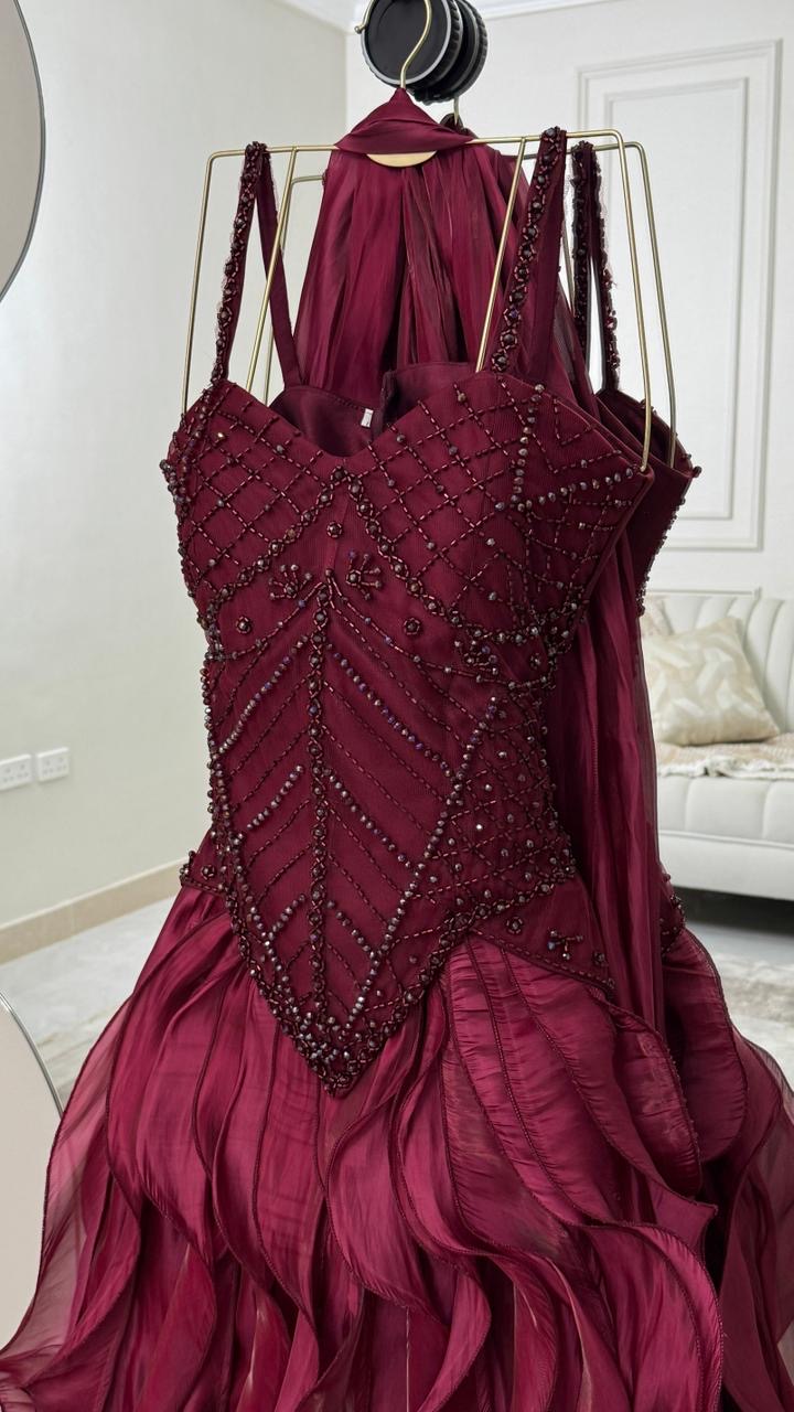  فستان سهرة عنابي بكورسيه مطرز وكشكش ثلاثي الأبعاد - ROSE FASHION 