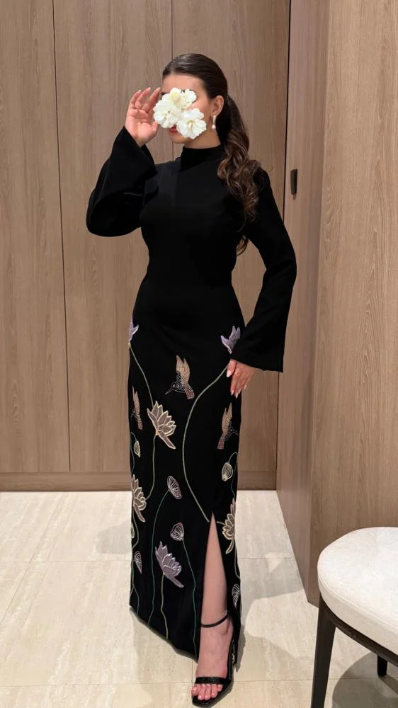  فستان أسود بتطريز ورود بقصه راقيه 