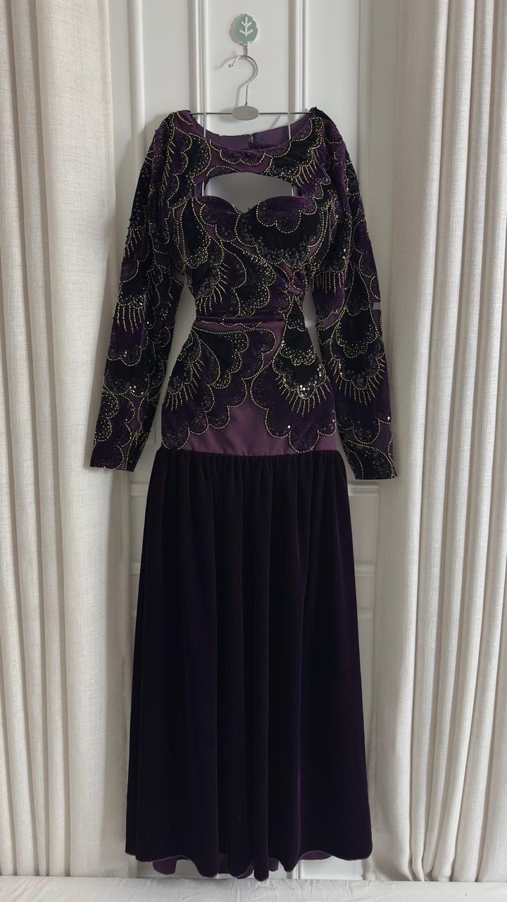  فستان سهرة مخملي عنابي بتطريز خرز ولؤلؤ – ROSE FASHION 