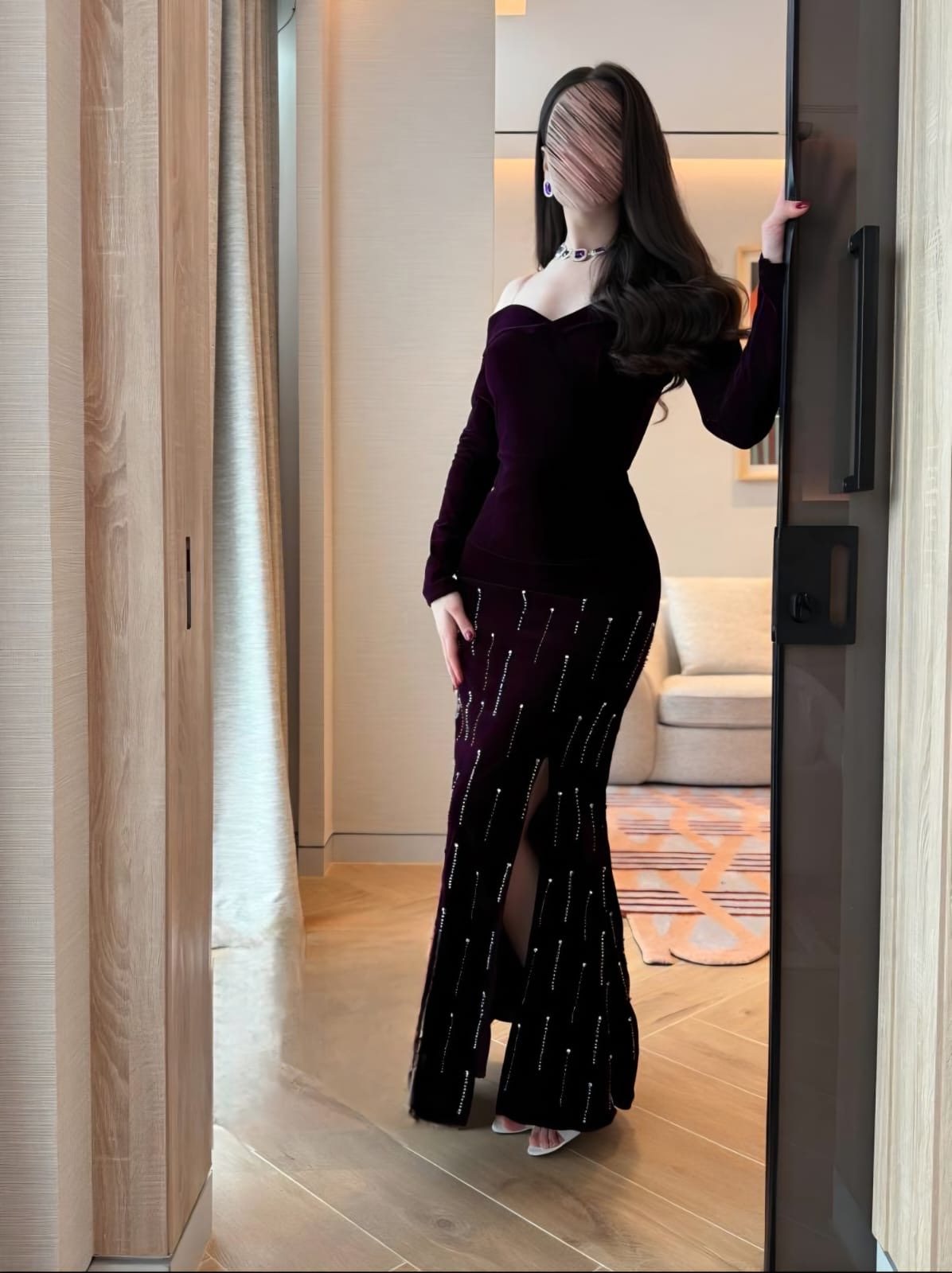  فستان سهرة مخمل خمري بشق جانبي مرصع من ROSE FASHION  