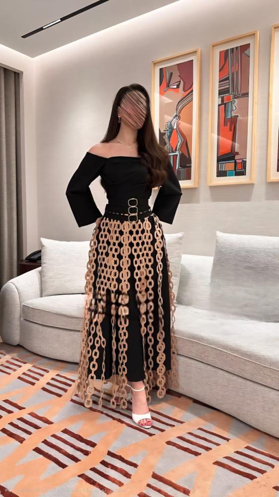  فستان سهرة أسود بتنورة حلقات بيج 