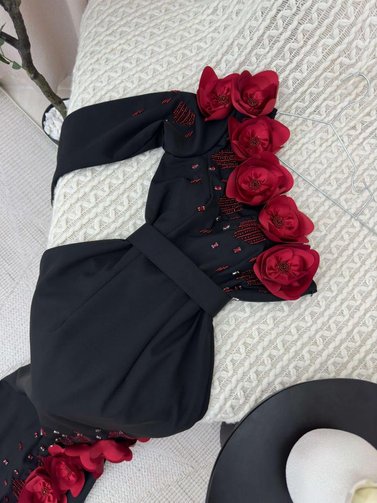   فستان سهرة فخم لون اسود باربي على تطريز ورد احمر 