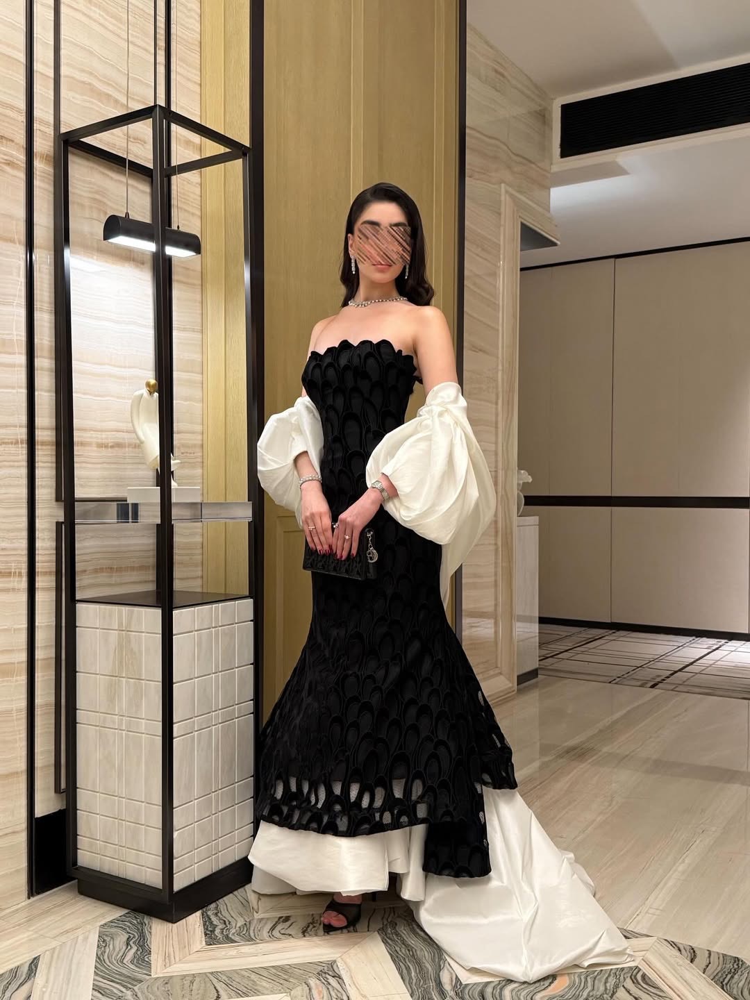  فستان سهرة اسود بتطريز ملكي وذيل ابيض من ROSE FASHION 