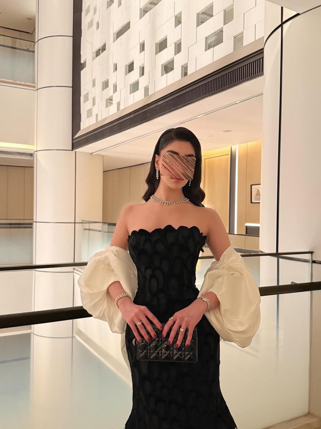  فستان سهرة اسود بتطريز ملكي وذيل ابيض من ROSE FASHION 
