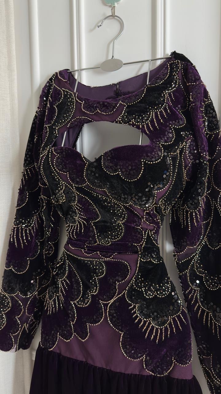  فستان سهرة مخملي عنابي بتطريز خرز ولؤلؤ – ROSE FASHION 