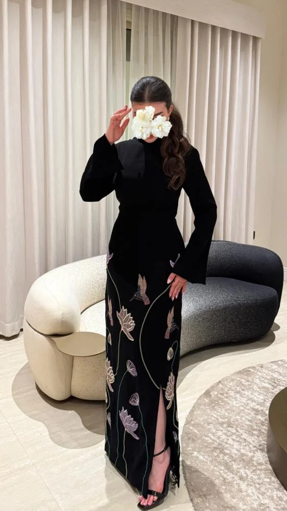  فستان أسود بتطريز ورود بقصه راقيه 