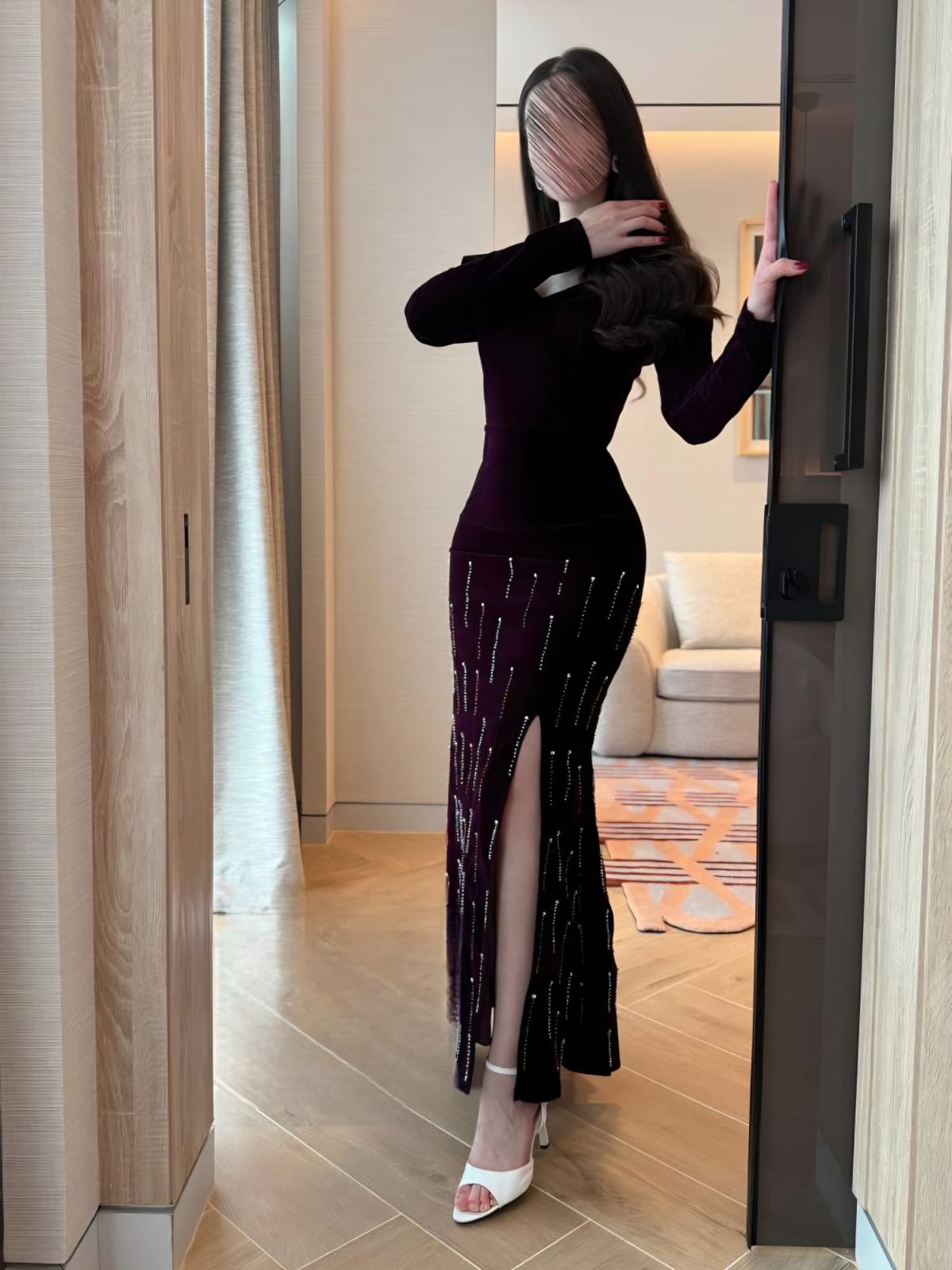  فستان سهرة مخمل خمري بشق جانبي مرصع من ROSE FASHION  