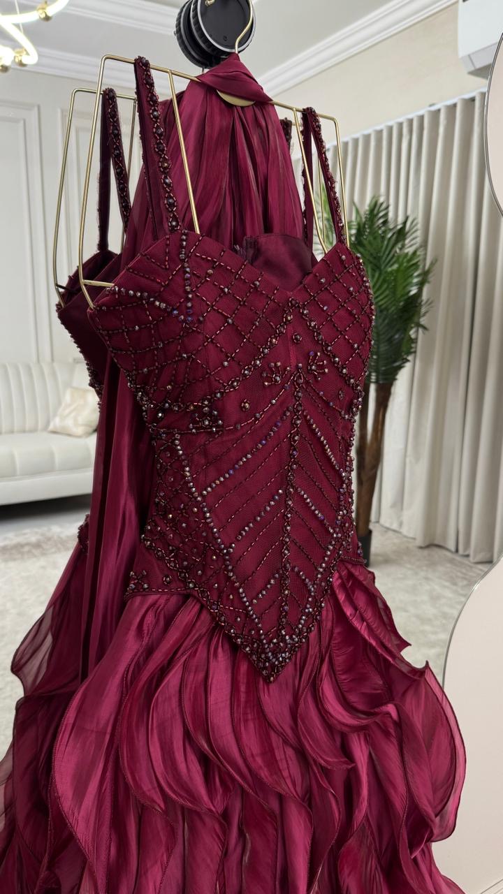  فستان سهرة عنابي بكورسيه مطرز وكشكش ثلاثي الأبعاد - ROSE FASHION 