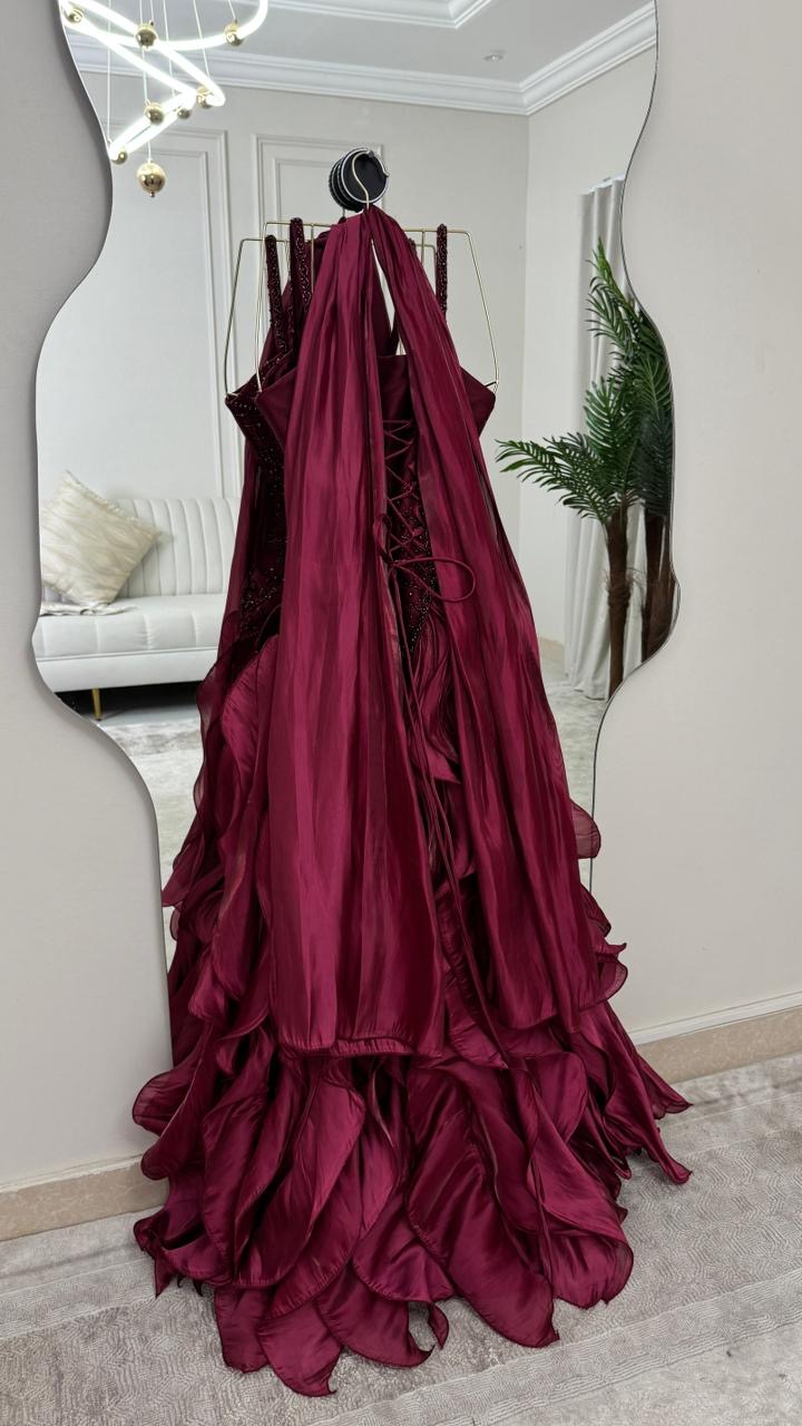  فستان سهرة عنابي بكورسيه مطرز وكشكش ثلاثي الأبعاد - ROSE FASHION 