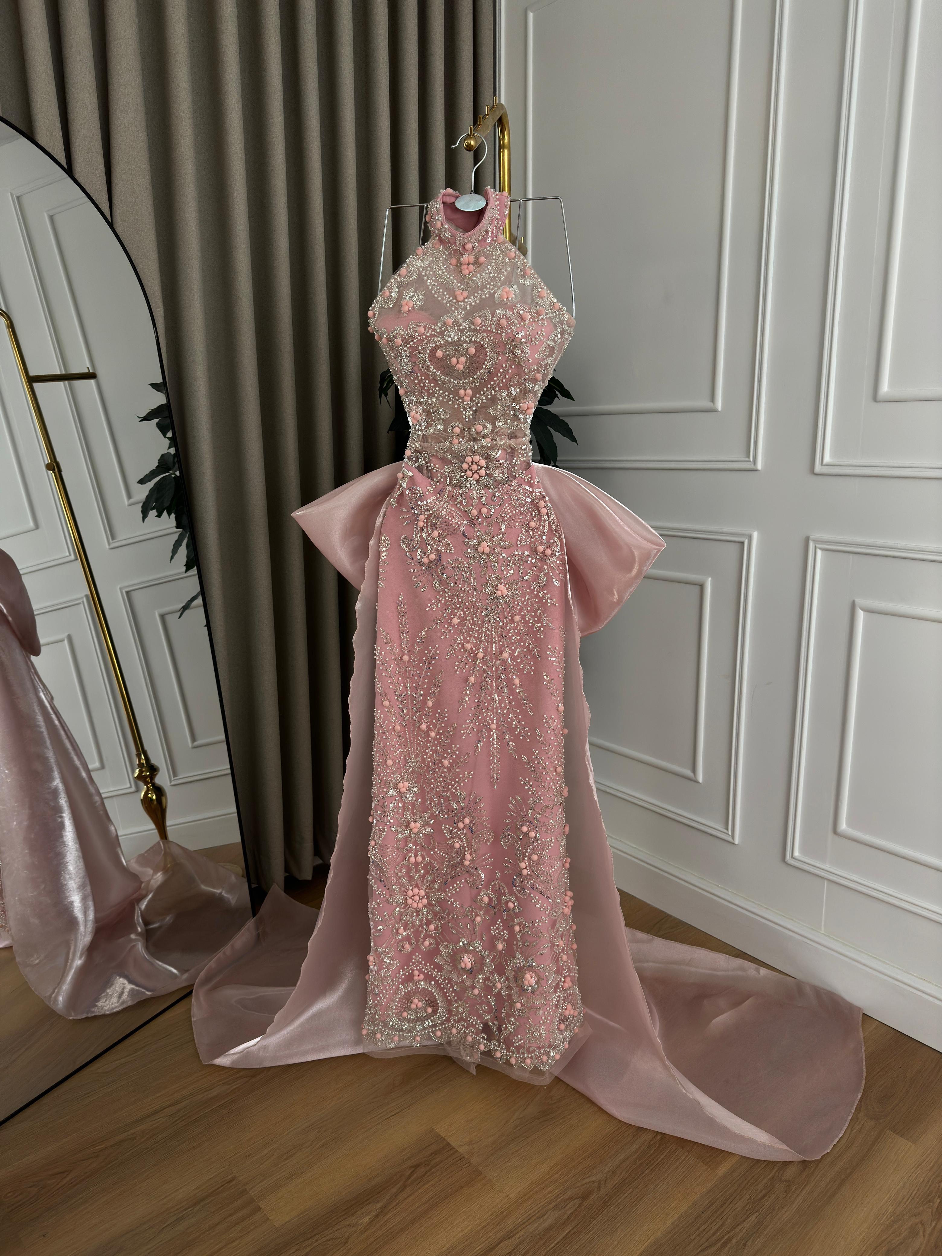  فستان سهرة وردي بتطريز ملكي ووشاح شيفون - ROSE FASHION 
