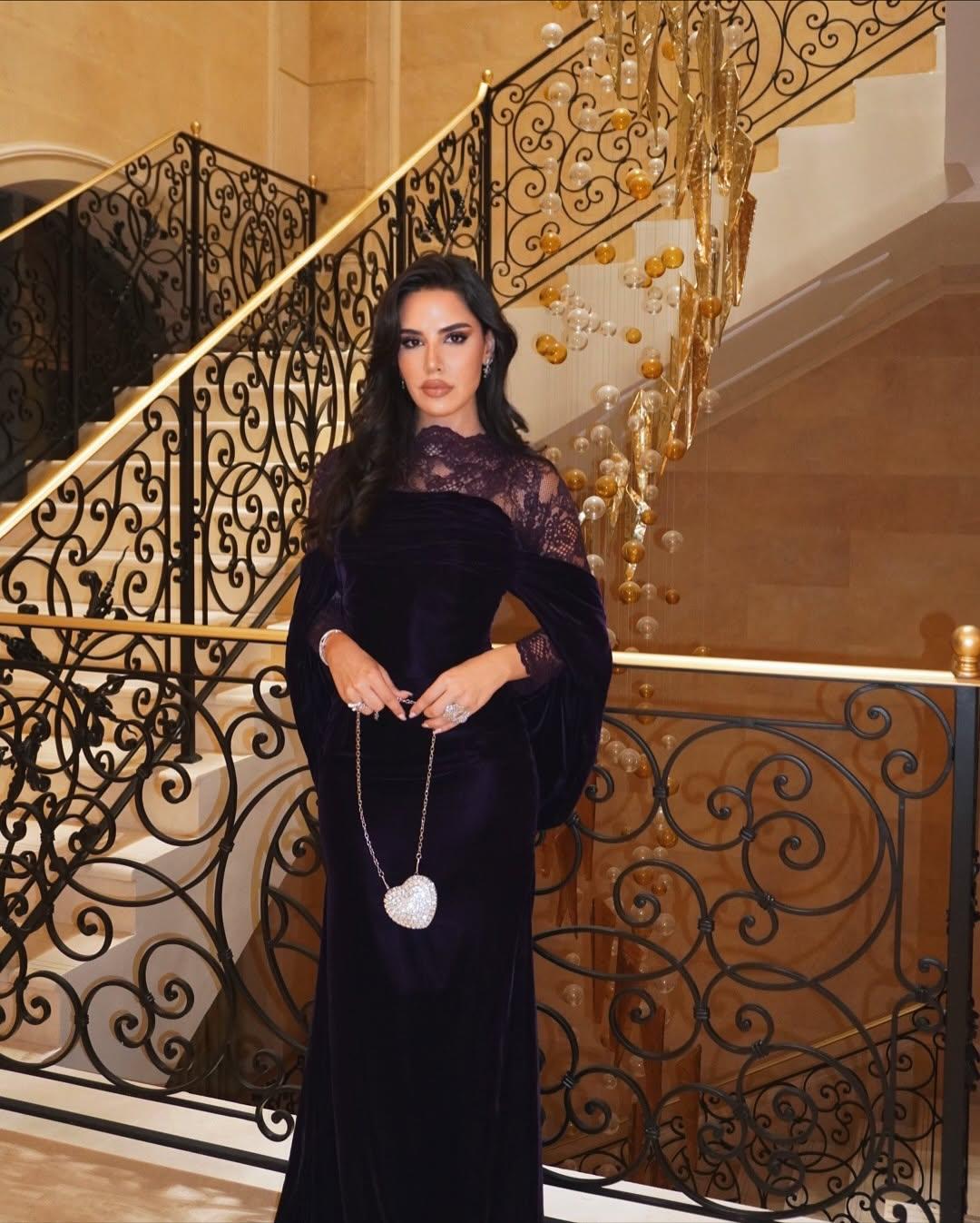  فستان سهرة مخمل طبقات على الصدر بتصميم دانتيل ملكي 
