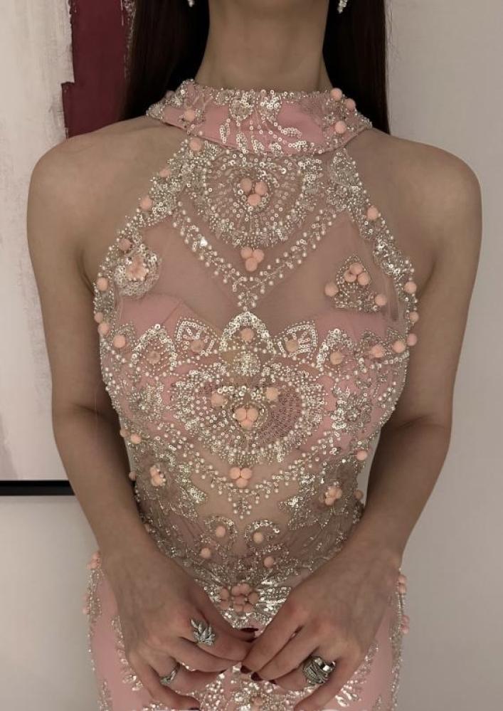  فستان سهرة وردي بتطريز ملكي ووشاح شيفون - ROSE FASHION 