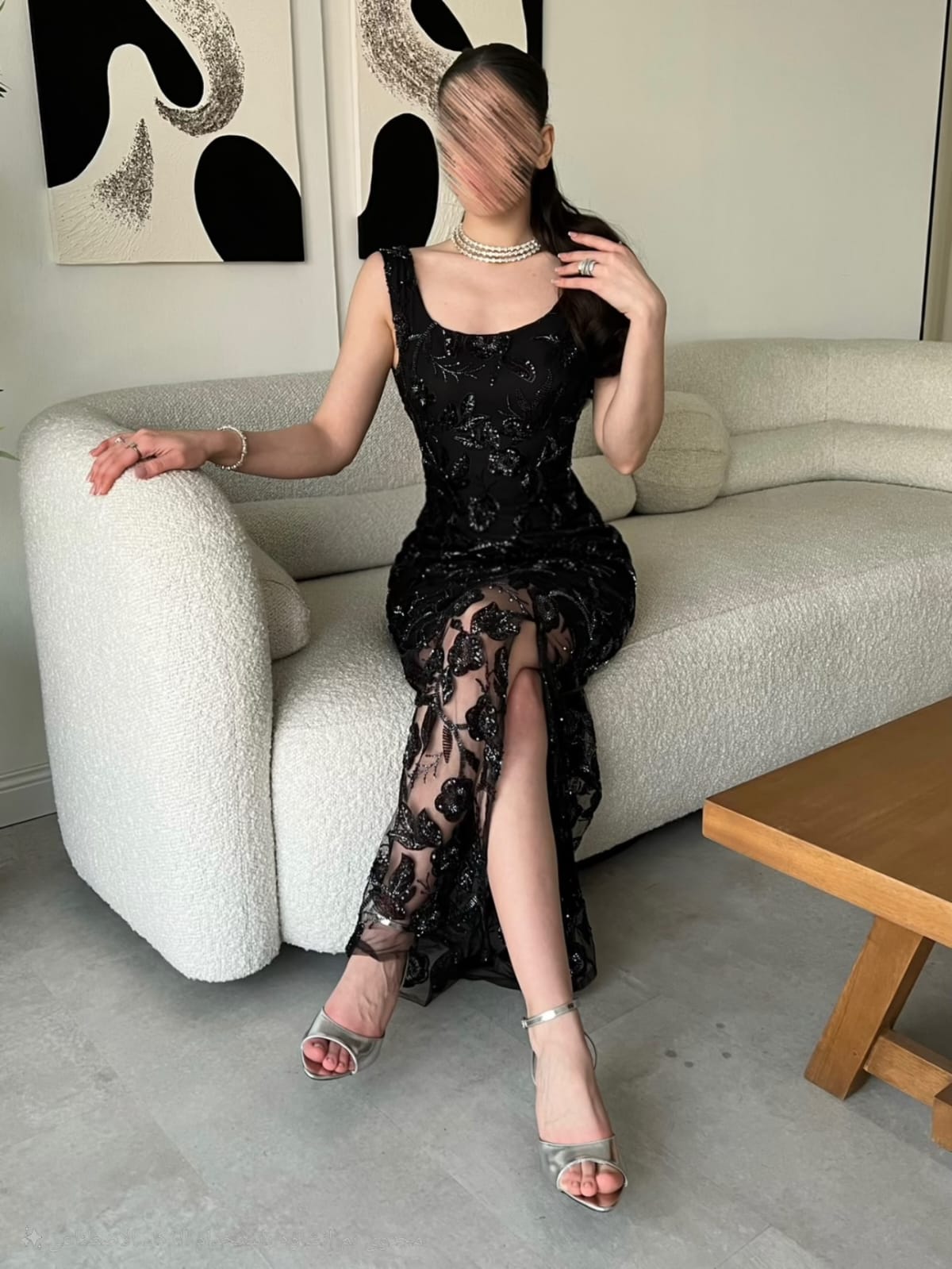  فستان سواريه أسود ضيق بتطريز لامع 