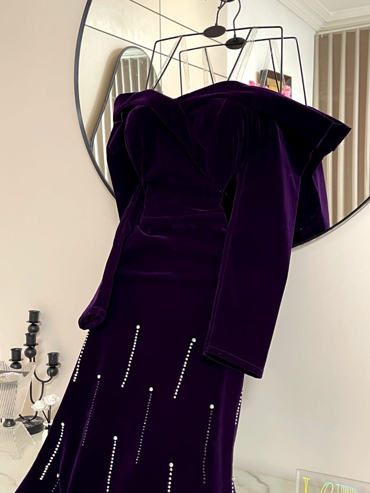  فستان سهرة مخمل خمري بشق جانبي مرصع من ROSE FASHION  
