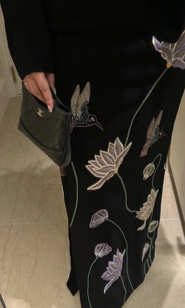  فستان أسود بتطريز ورود بقصه راقيه 