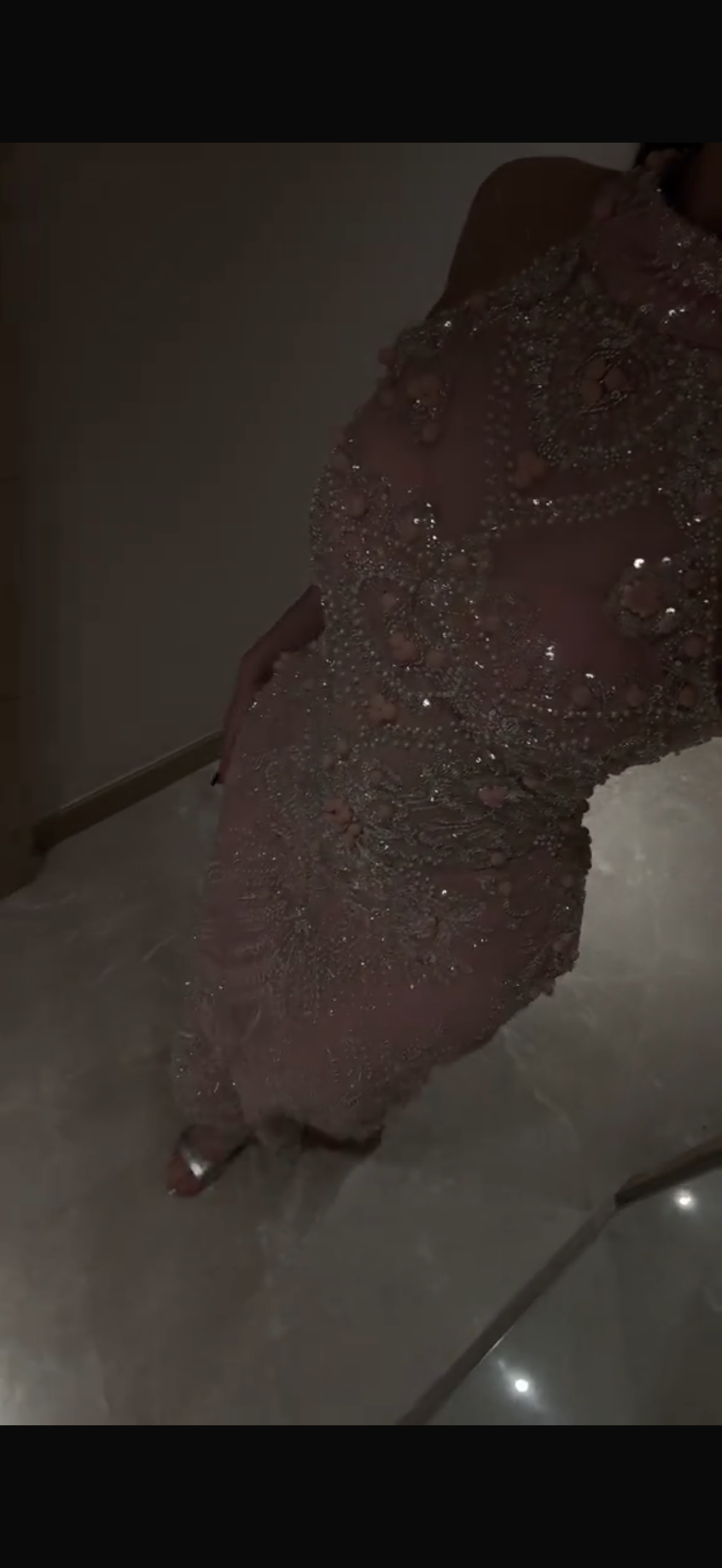  فستان سهرة وردي بتطريز ملكي ووشاح شيفون - ROSE FASHION 