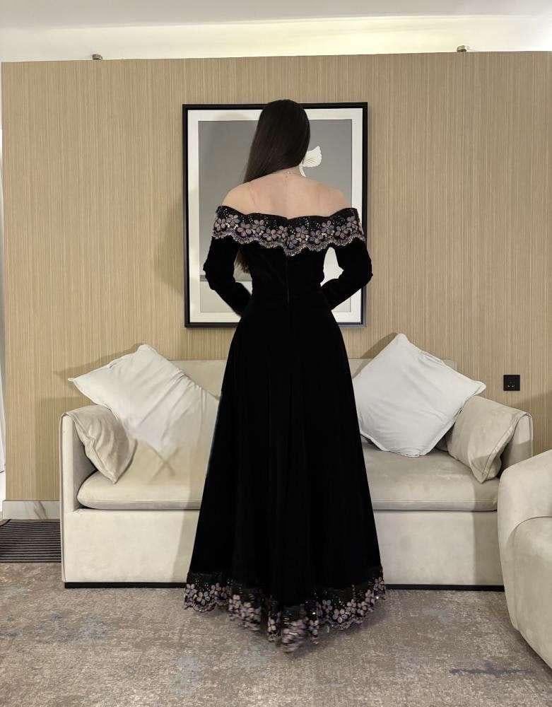  فستان سهرة أسود بأكتاف مكشوفة وتطريز دانتيل فاخر - ROSE FASHION 