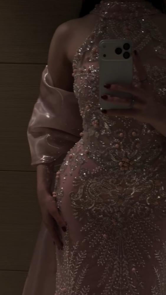 فستان سهرة وردي بتطريز ملكي ووشاح شيفون - ROSE FASHION 
