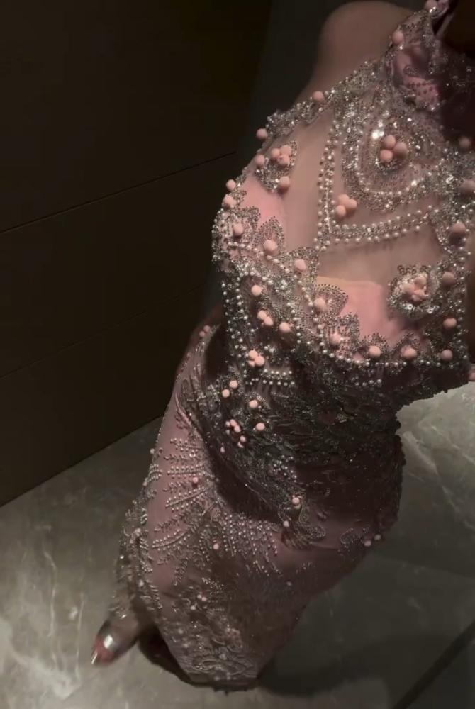  فستان سهرة وردي بتطريز ملكي ووشاح شيفون - ROSE FASHION 