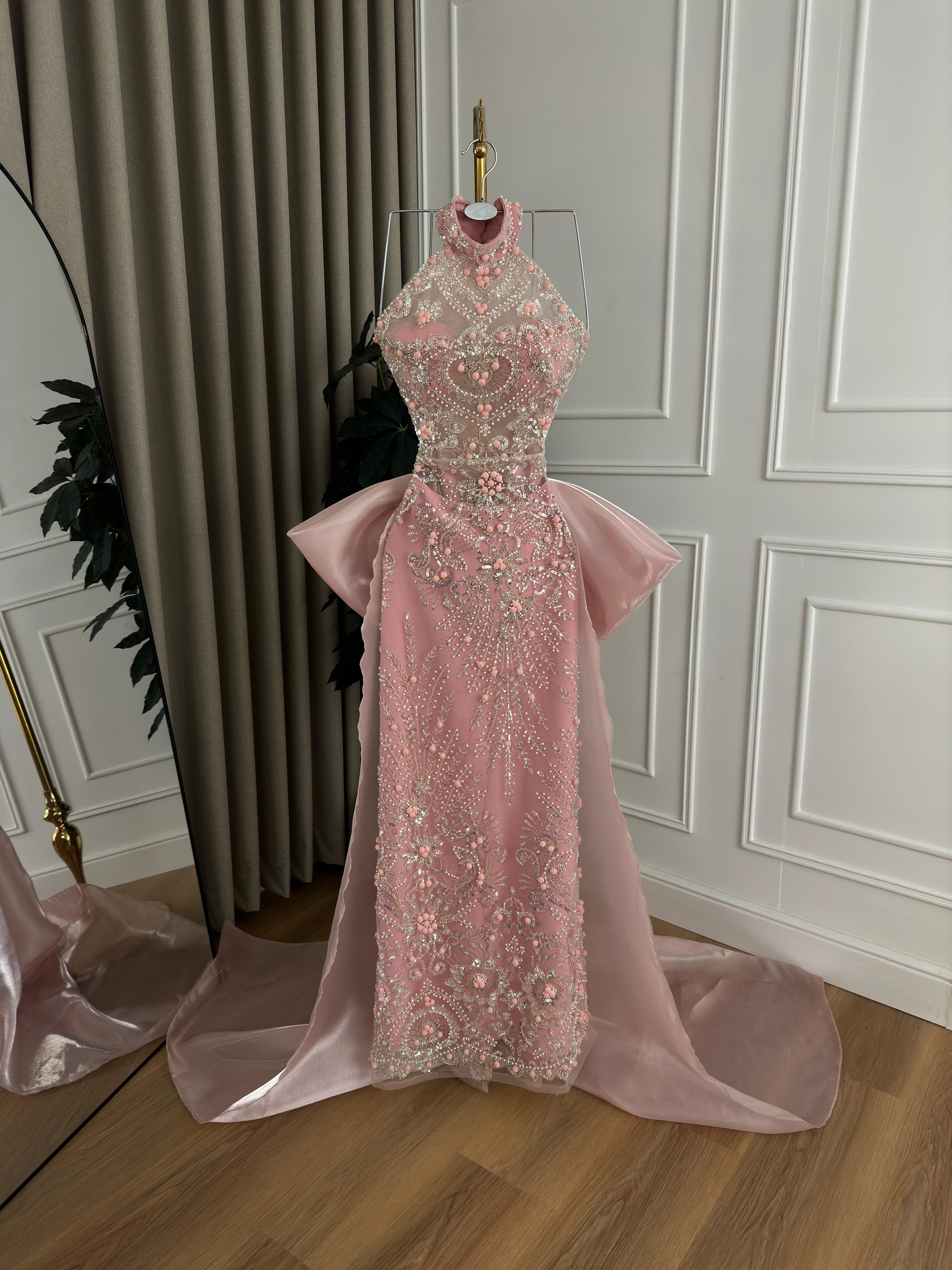  فستان سهرة وردي بتطريز ملكي ووشاح شيفون - ROSE FASHION 