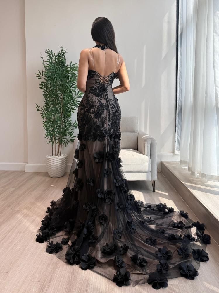    فستان سهرة أسود فاخر بورود وتطريز راقي 