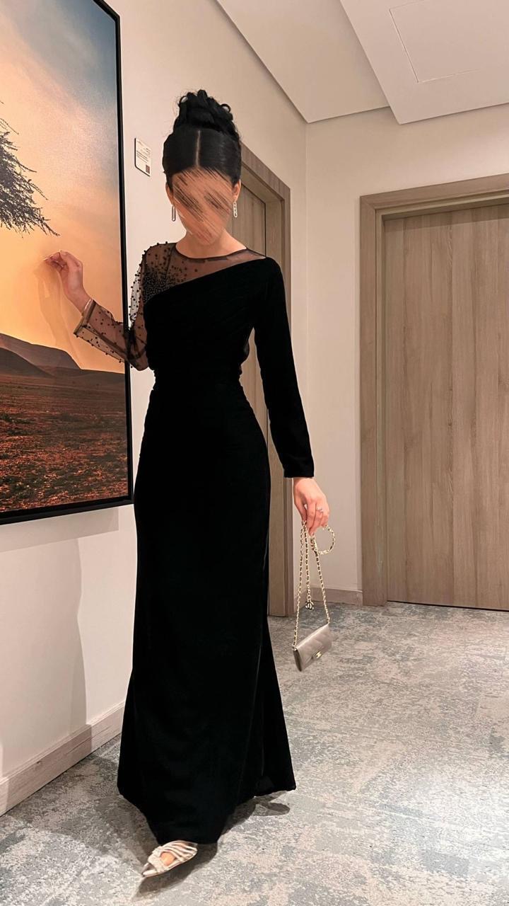  فستان سهرة أسود بكتف شيفون مرصع 