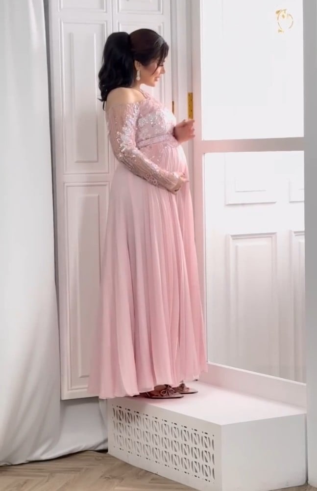  فستان سهرة حوامل لحمي 