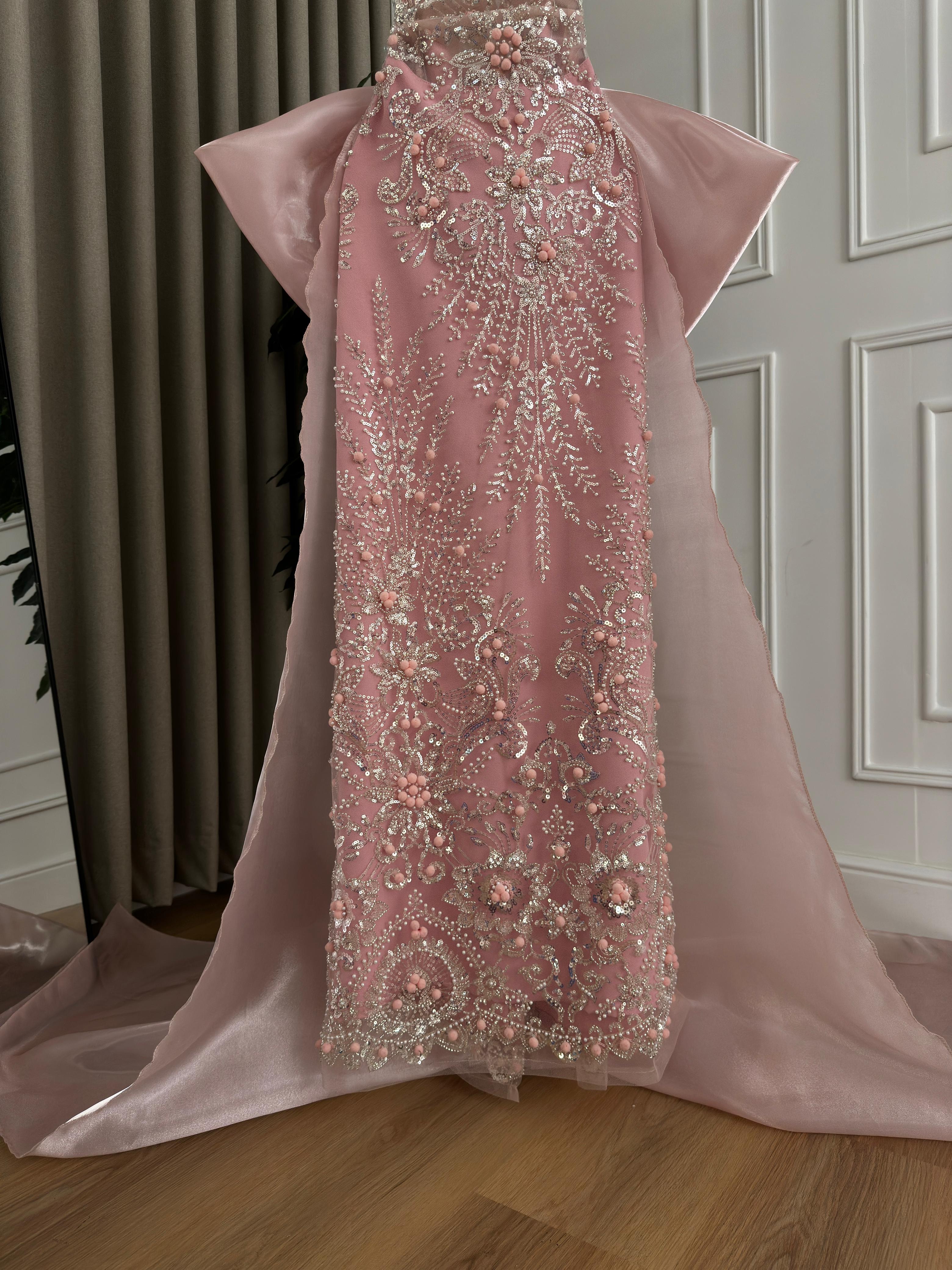  فستان سهرة وردي بتطريز ملكي ووشاح شيفون - ROSE FASHION 