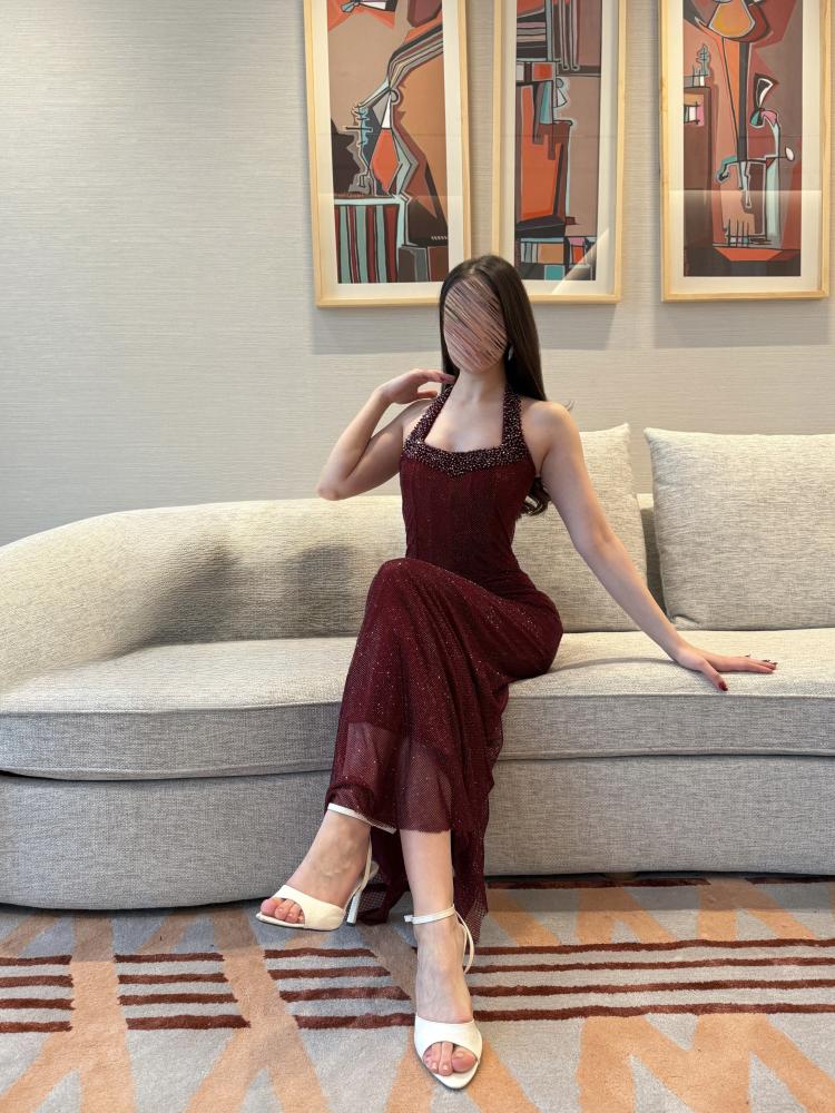  فستان سهرة خمري لامع بقصة هالتر راقيه - ROSE FASHION  