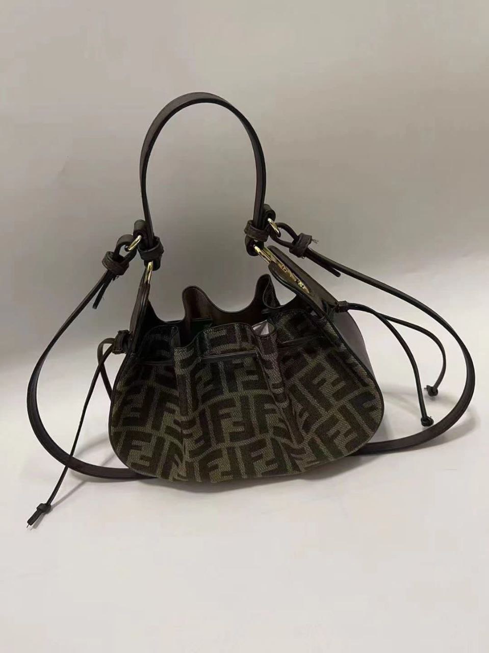  شنطة يد نسائية ماركة فندي 