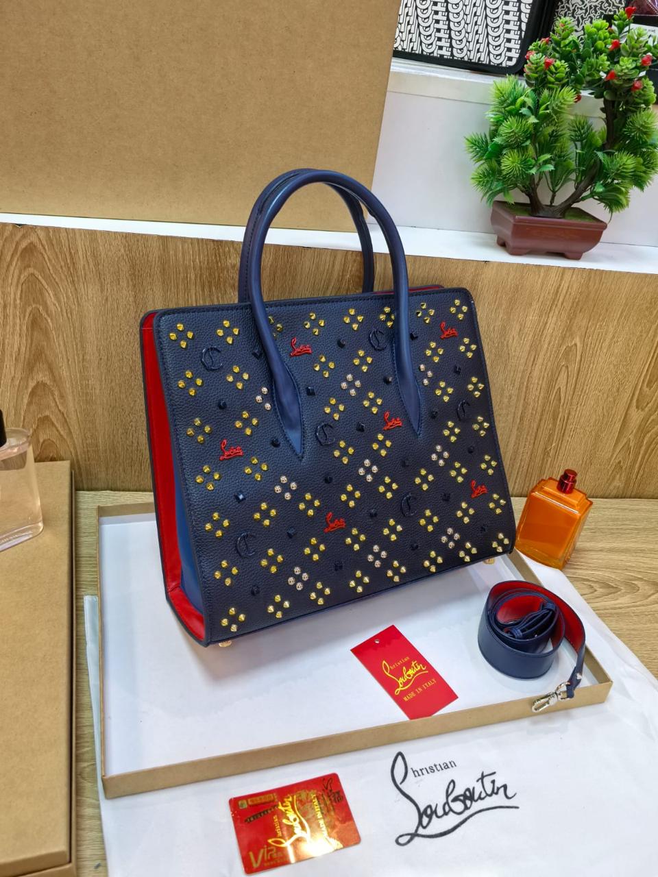  شنطة نسائية ماركة كريستان  